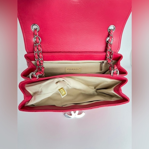 Chanel Series 19 Flap Quilted Leather
Medium Bag - Picture 7 of 13